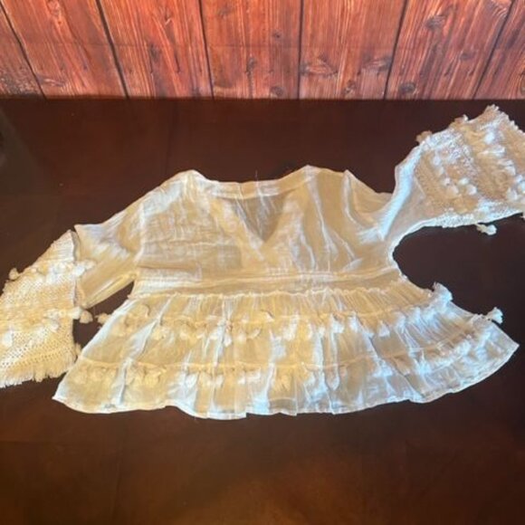 Womens White Lace Bell Sleeve Boho Top By Ranee sz medium Small hole see pic - Picture 6 of 10